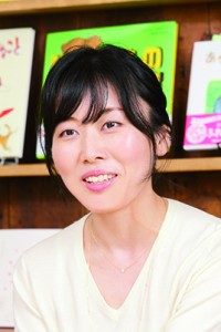 北村裕花 絵本作家 の経歴や魅力は 受賞作品やイラスト ヨーコさんの言葉 まりもんのおきあがり小法師