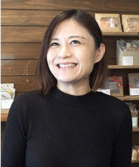 桜林直子 クッキー屋 の経歴と再婚 コップのフチ子と娘の関係は 店の評判も セブンルール まりもんのおきあがり小法師